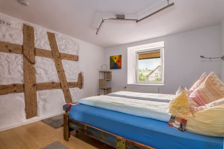 Besonderheit hier sind die rustikalen Balken in den Wänden 