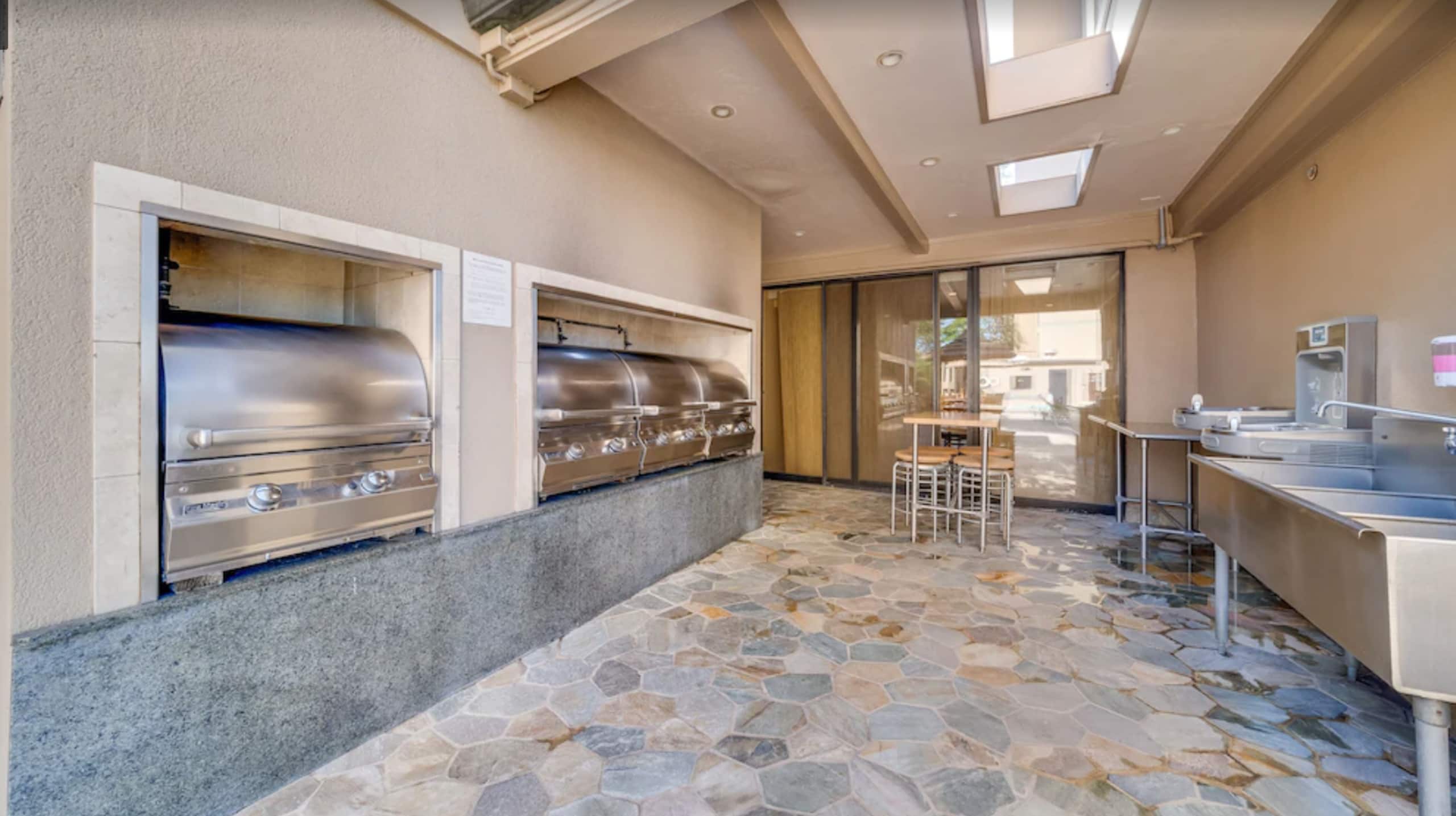 Condo in Lahaina · ★5.0 · Studio · 2 beds · 1 bath - Image 31