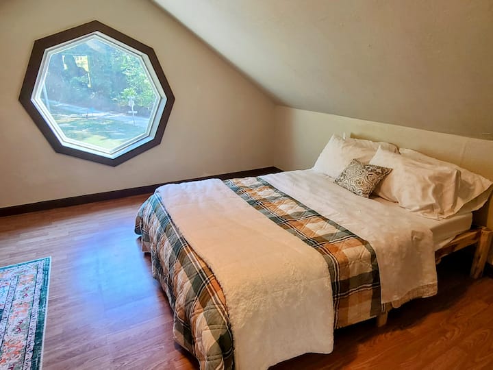 Ზემოთ ლოფტი სავსეა