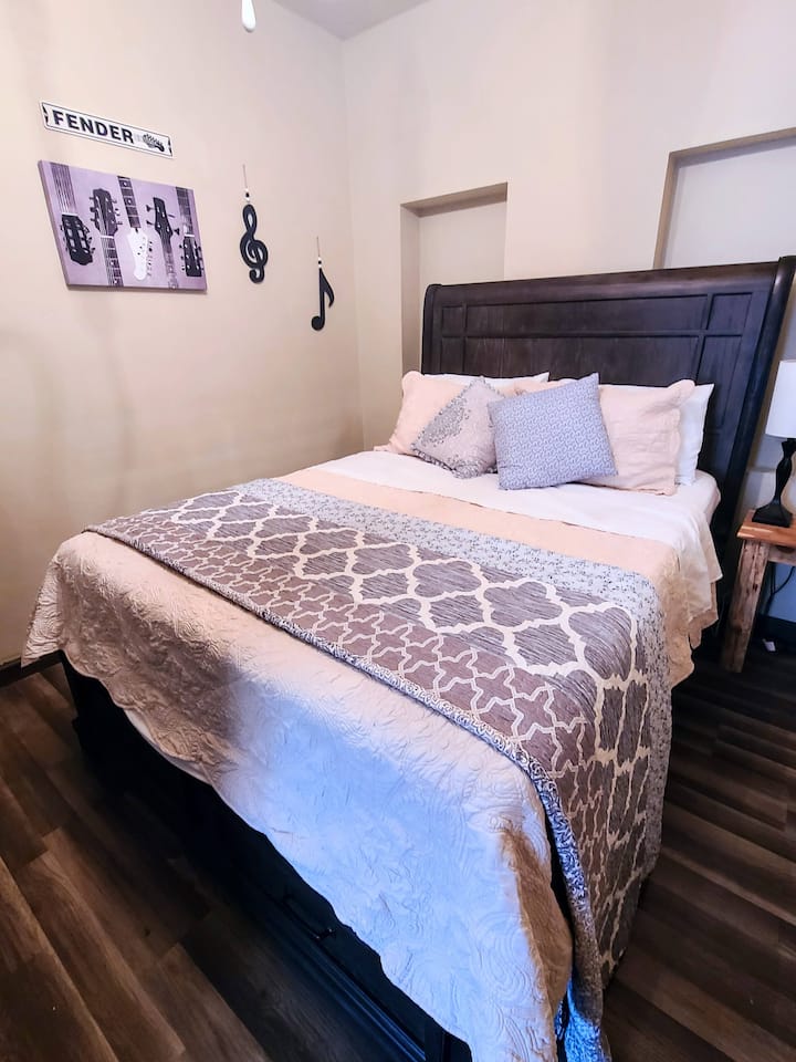 Პირველ სართულზე საძინებელი საწოლით