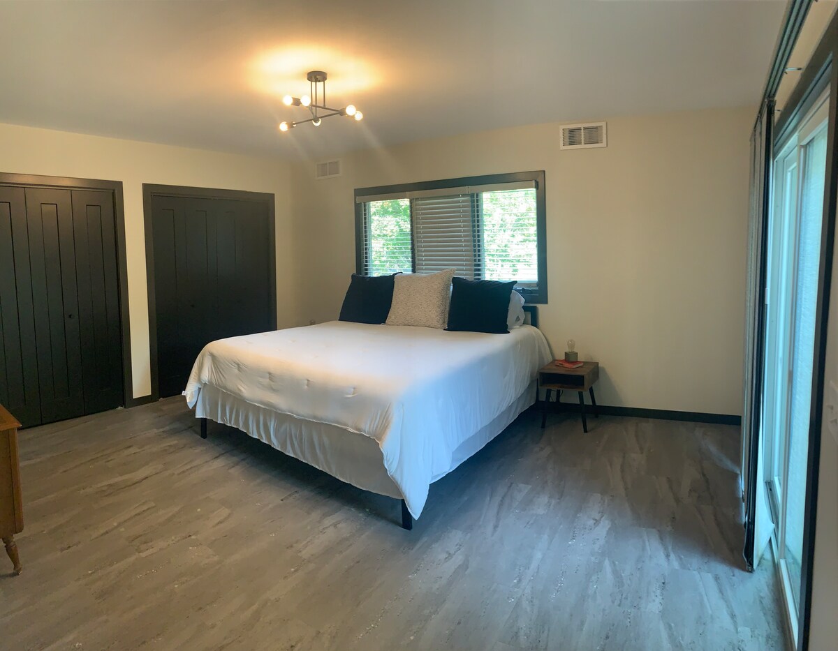 Главна спалня (суперголямо двойно легло)