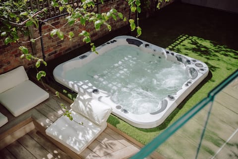 Successful Airbnb property: Town Centre Oasis with Two Hot Tubs in Charlton Kings