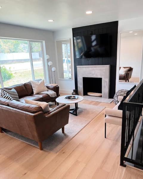 Entire Home by SLC - King Suite, Hot Tub, Families
