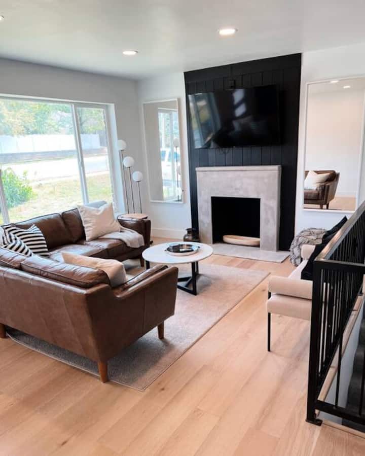 Entire Home by SLC - King Suite, Hot Tub, Families