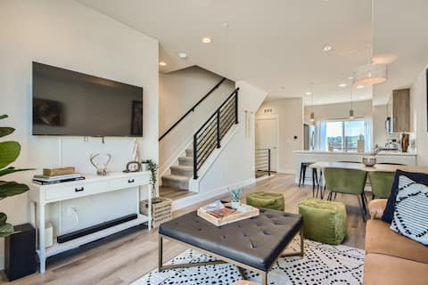Top performing Airbnb: Quiet centrally located Denver hub w/ free parking in Berkley