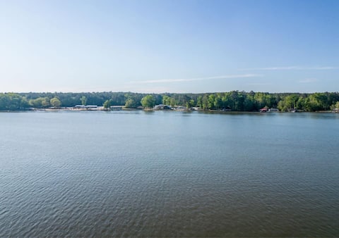 Fully Loaded/Lakefront/2 Kings/HGTV Style