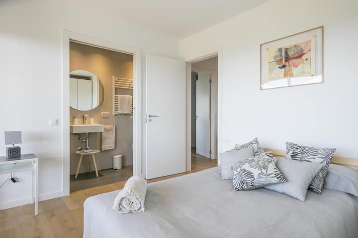 חדר שינה 2. חדר זוגי עם חדר אמבטיה פרטי ומקלחת.
נוף חלומי ויציאה מהמרפסת.