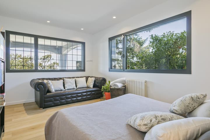 חדר שינה 5. חדר עם מיטה זוגית בקומה התחתונה.
שני חלונות עם ברים וספה.

10 אנשים, 5 חדרי שינה, 4 חדרי רחצה, שירותים אחד, סלון וחדר אוכל, אח, מטבח מאובזר, מרפסת, מרפסת, גינה, אתר בנייה, בריכה.
חניה פרטית במקום או בחינם ברחוב.

נוף לים, הרים, כפר, שקיעה, זריחה ... צבעים בהירים ומרהיבים.

השכרת מקום אירוח לתיירים
חופשות בקוסטה מארסמה - חגים

024 - SMP DESMAIS בית / וילה מנותק
קברילס, אל מארסמה, ברצלונה, קטלוניה, ספרד
חוף, חוף, ים תיכוני, הרים, רכס הרים קטלאני טרום - חוף, כיכר מונטמלו בקרבת מקום | 305018