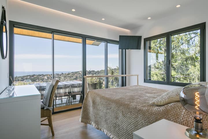 חדר שינה 3. חדר זוגי עם חדר רחצה פרטי עם מקלחת. חדר הלבשה פרטי.
נוף חלומי ויציאה מהמרפסת.