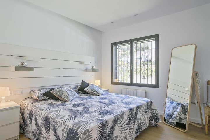 חדר שינה 1. חדר עם מיטה זוגית וחדר רחצה פרטי עם מקלחת.