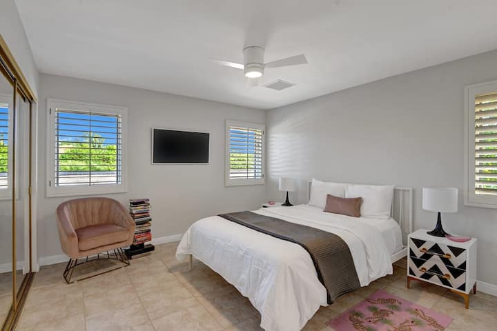 En-suite room with 43” Samsung Frame TV.