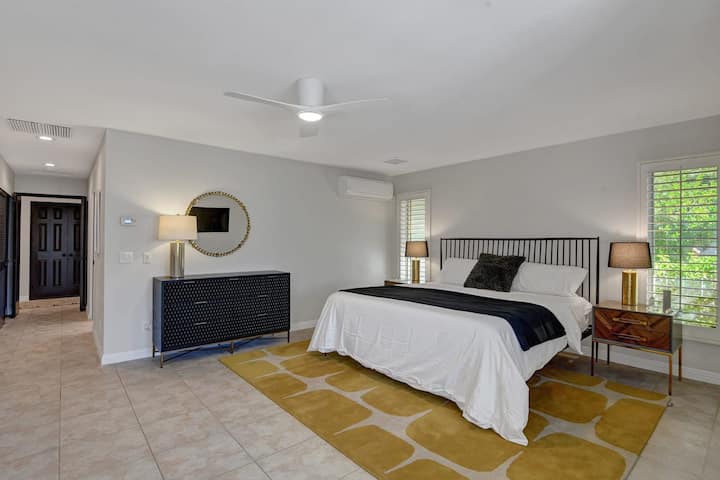 En-suite room with 43” Samsung Frame TV.