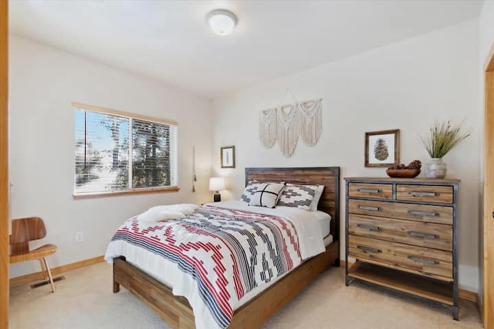 Spacieuse troisième chambre avec lit Queen Size, grand espace de rangement et bureau de travail dédié si vous en avez besoin.