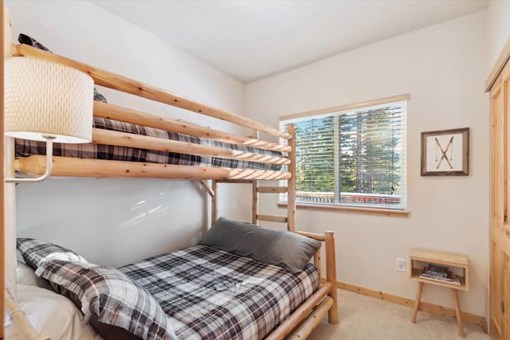 Deuxième chambre confortable avec lits jumeaux sur un lit superposé complet fabriqué à partir de trembles locaux du Colorado.
