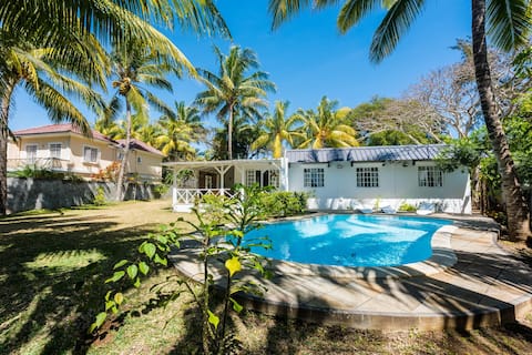 Cosy private bungalow & pool, 5 mins to beach
