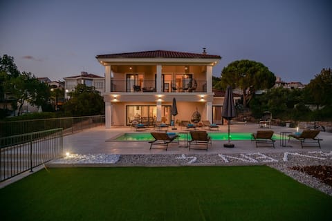 Top Airbnb: Luxury villa seven 4 with a beautiful sea view and in Pinezići
