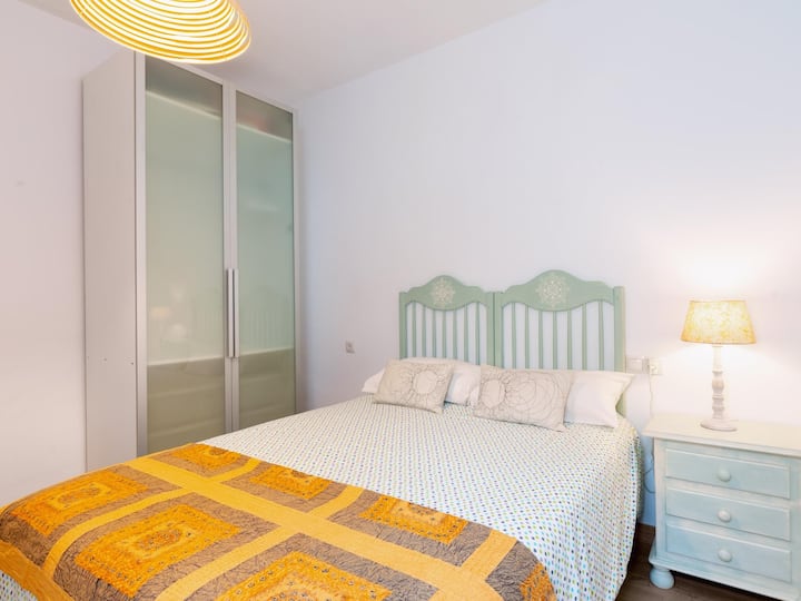 Მთავარი საძინებელი ორადგილიანი საწოლით. 