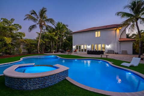 5000Sf Luxe Mansion/Heated pool/Gameroom