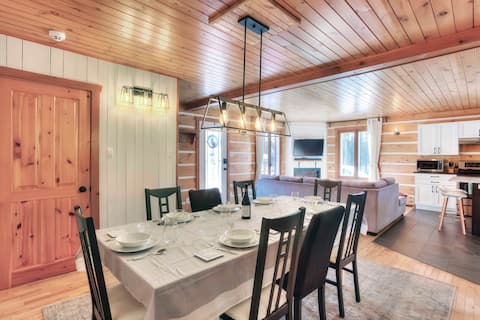 Hjort Cottage: Riverfront, Hot Tub, Pool table