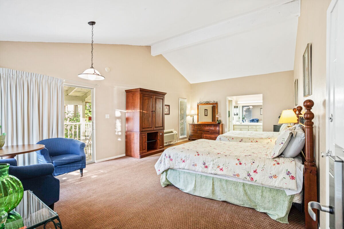 上层双人标准双人床套房（左侧）