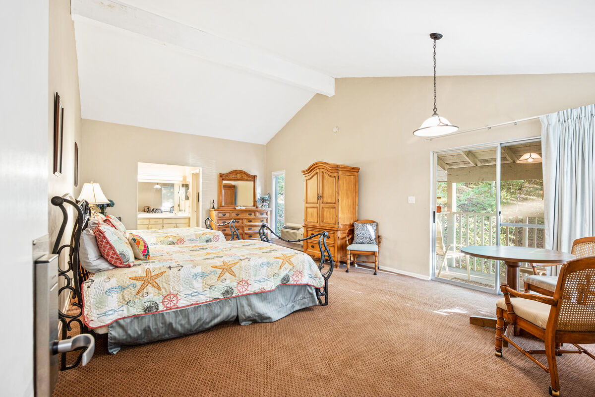 两间双人标准双人床卧室，带套内卫生间和甲板