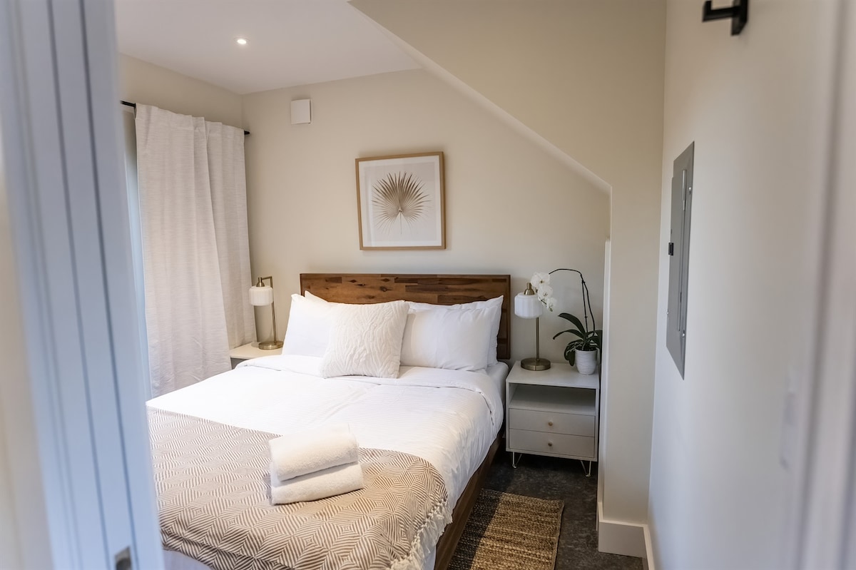 غرفة نوم بحجم كوين. يوجد صندوق لتخزين الملابس تحت السرير