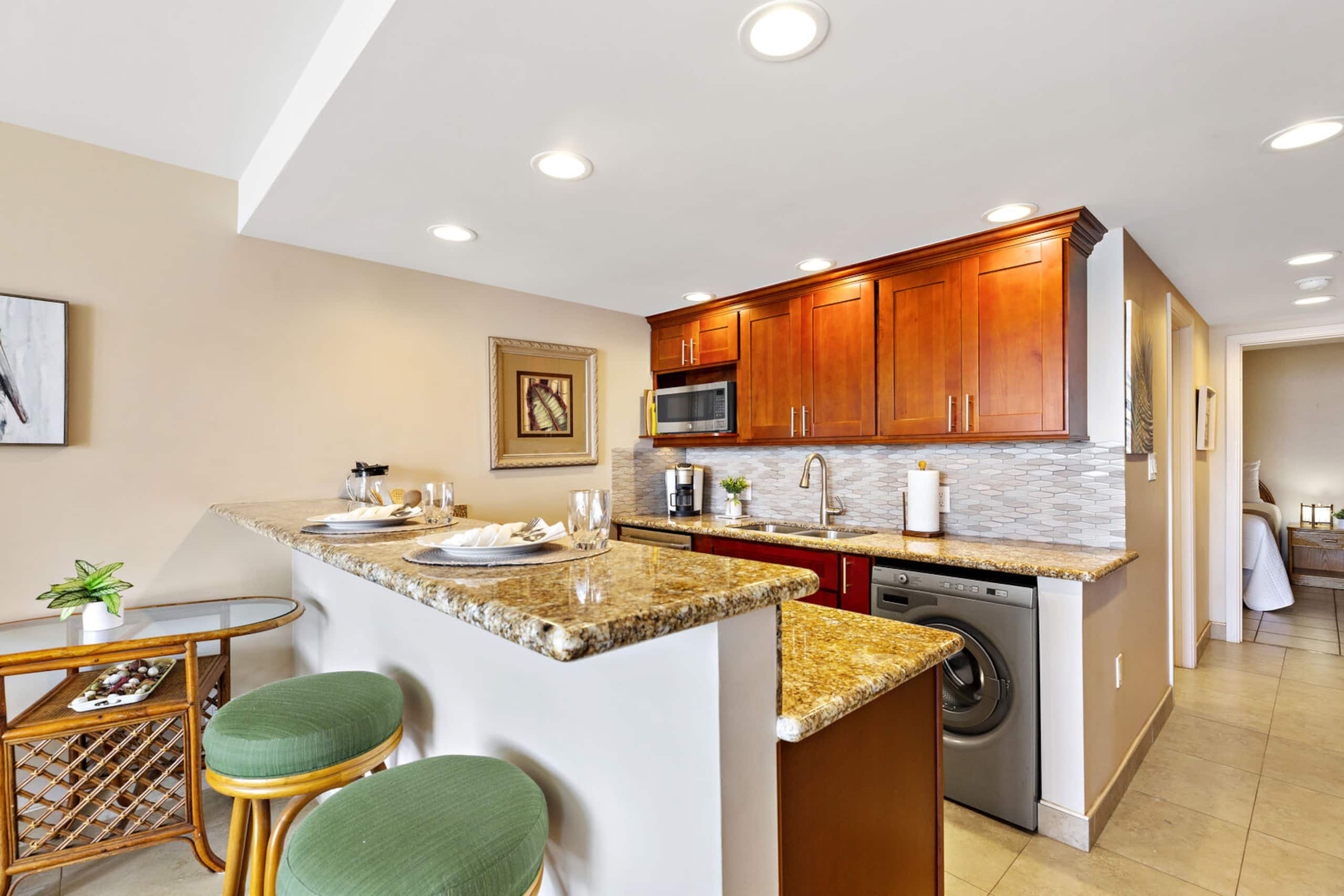 Condo in Wailuku · ★4.86 · 1 bedroom · 2 beds · 1 private bath - Image 12