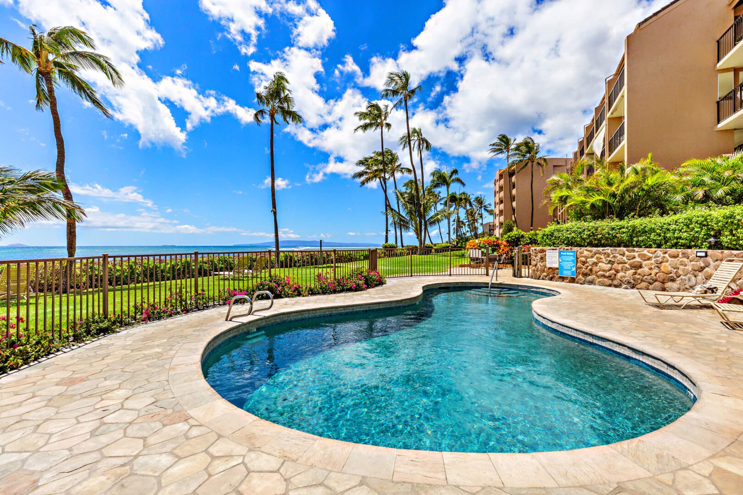 Condo in Wailuku · ★4.86 · 1 bedroom · 2 beds · 1 private bath - Image 25