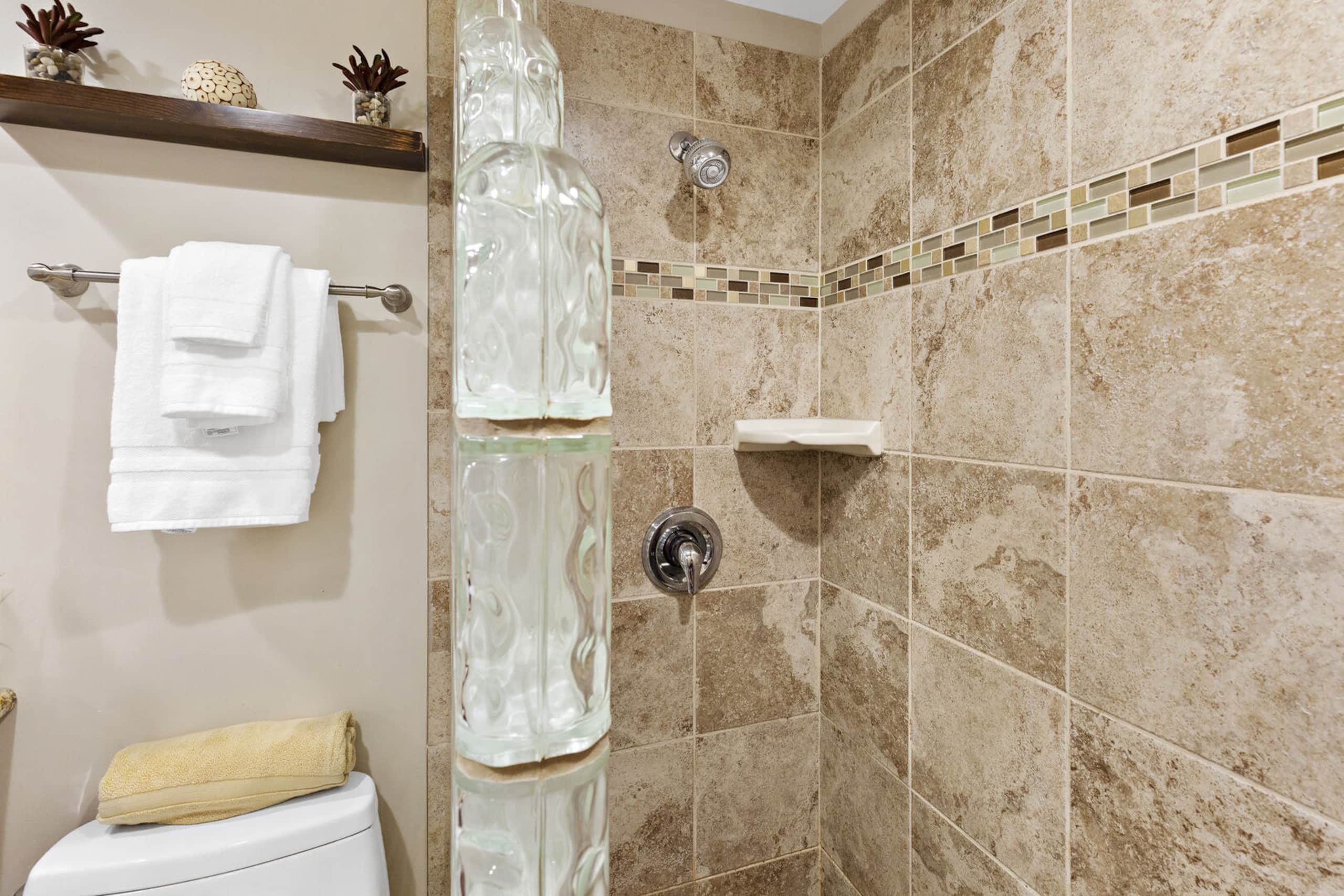 Condo in Wailuku · ★4.86 · 1 bedroom · 2 beds · 1 private bath - Image 20