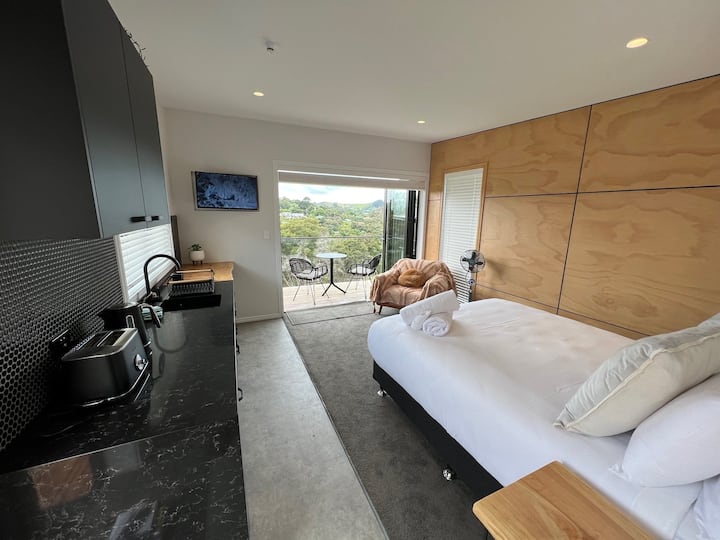 Modern Studio Pod with Valley Views Chalets for Rent in Waiheke
