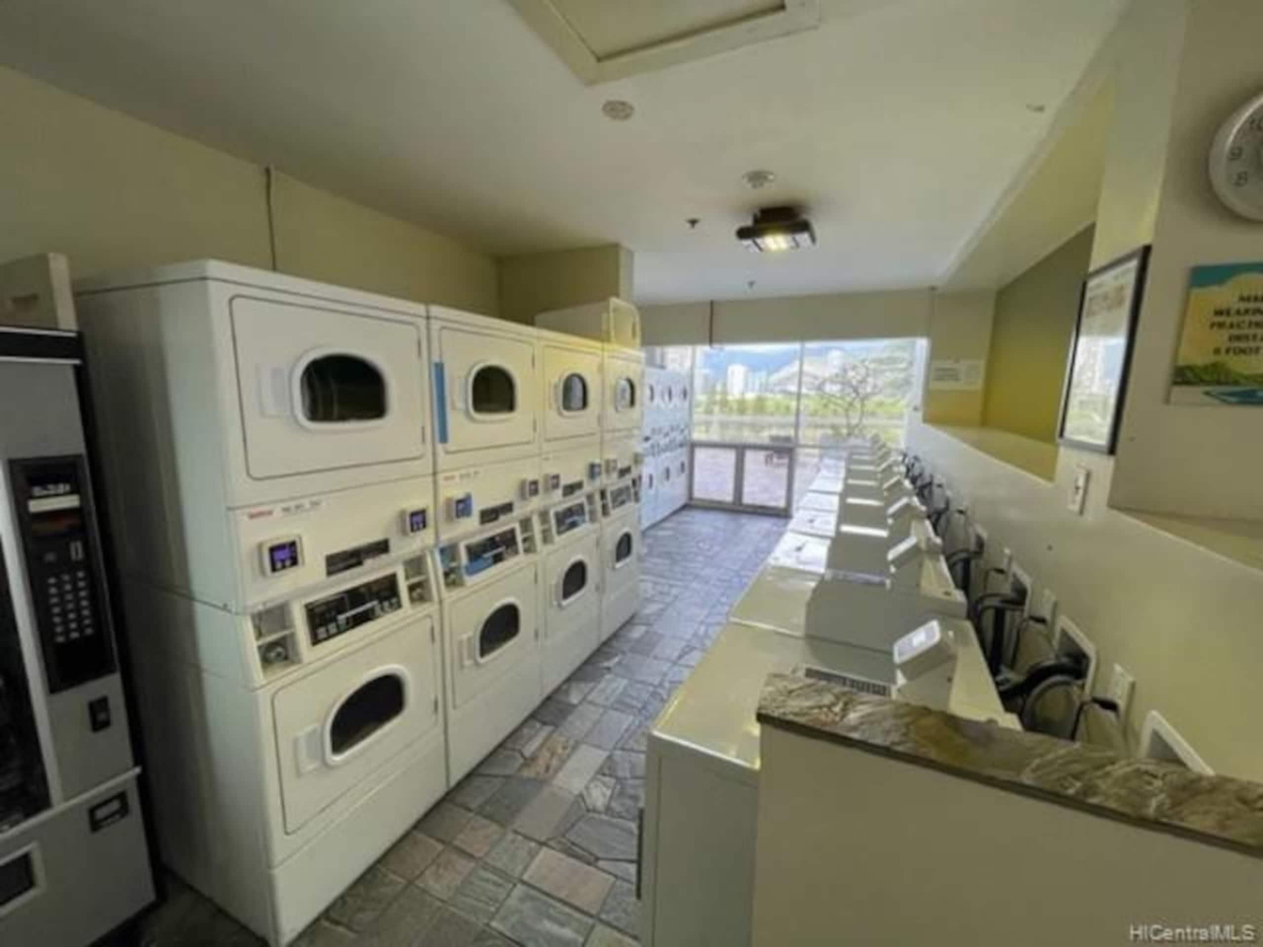 Condo in Honolulu · ★4.89 · 1 bedroom · 1 bed · 1 bath - Image 28