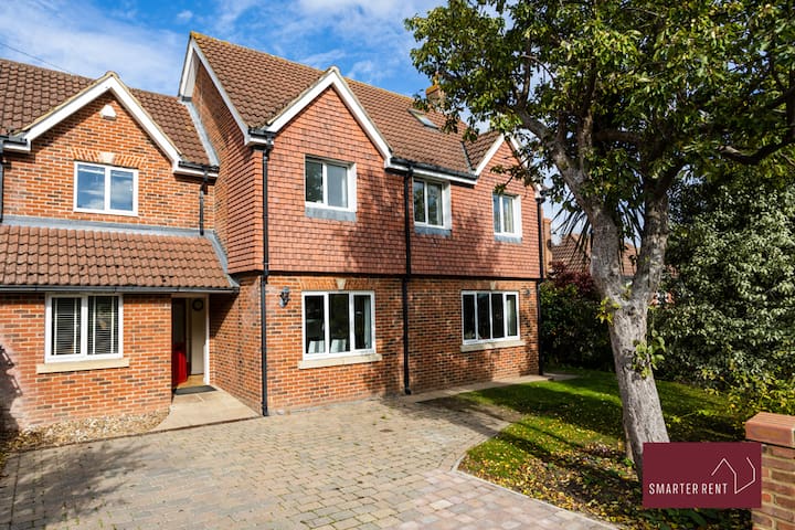 Wimbledon – Driveway Parking, Garden, 4Bed