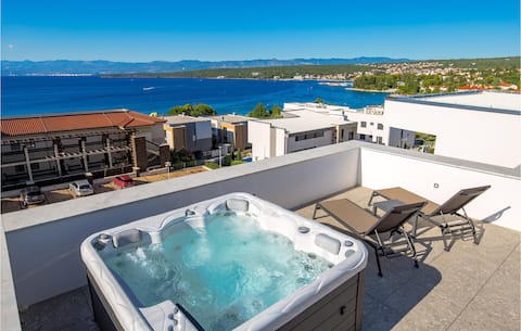 Awesome apartment in Malinska with house sea view