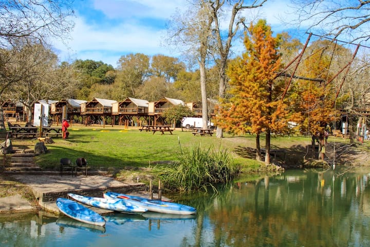 Waterfront Prairie Flower Treehouse - Cabins for Rent in Seguin