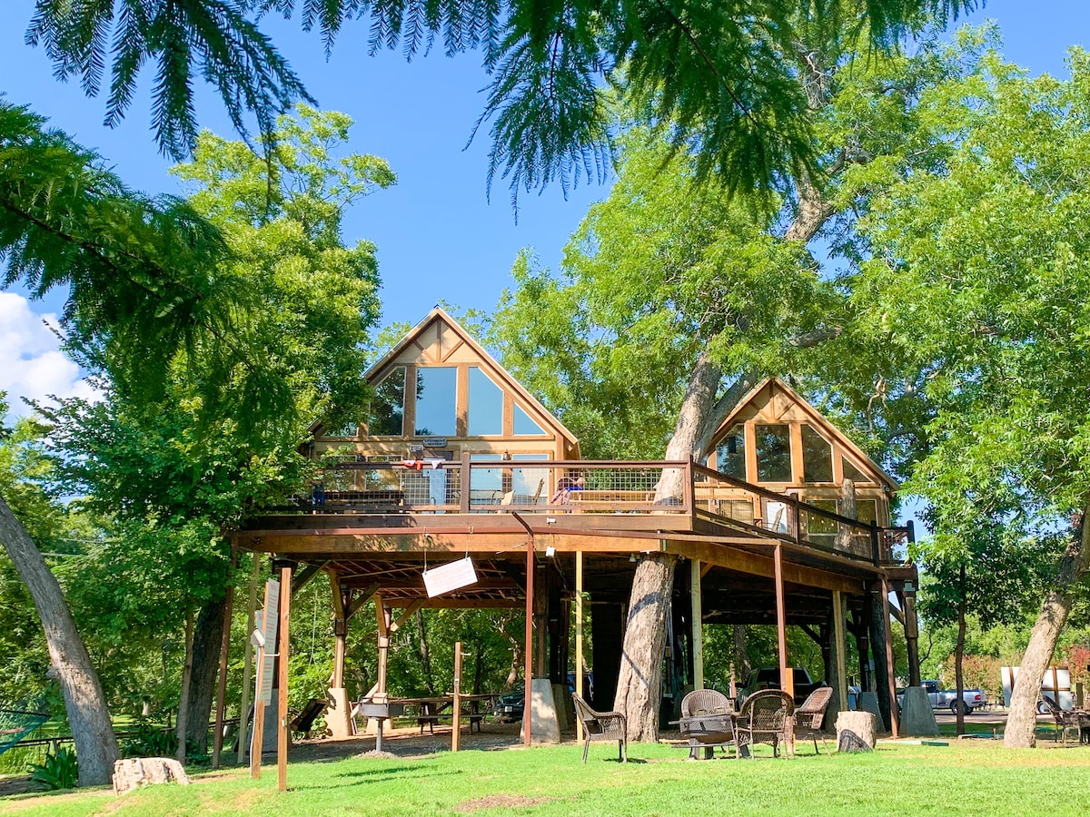 Singing Cloud Treehouse - Cabins for Rent in Seguin, Texas, United States -  Airbnb