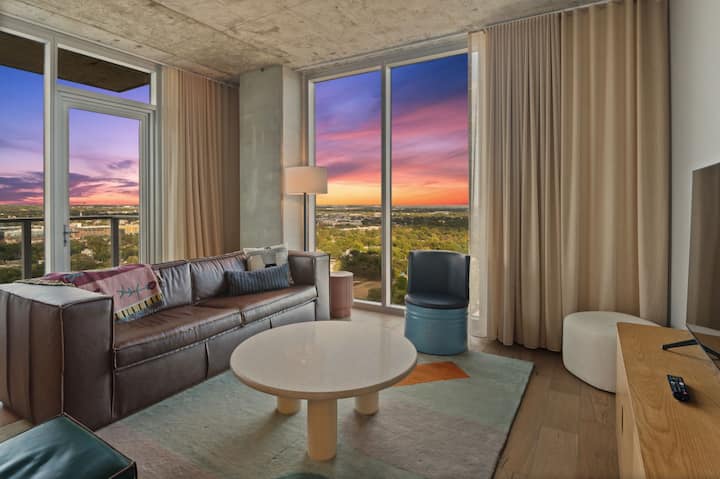 Rainey St 1br Luxury Condo • Rooftop Pool & Gym - Austin, TX