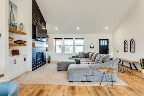 Hot Tub! Fire Pit! Dog Friendly! ~ Seas The Moment