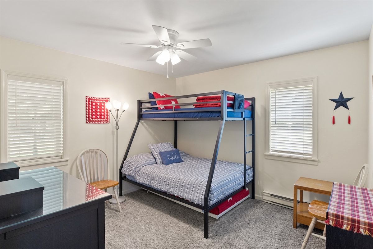 Дупли кревет со единечен горен дел и едно тркалце под него