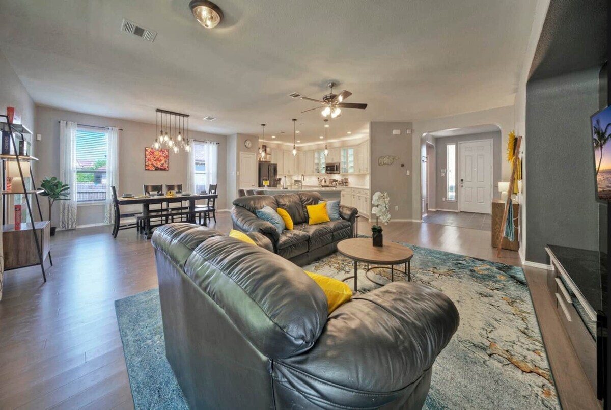 Popular Airbnb listing: Sunny Delight of Pville - Where bright days await! in Pflugerville
