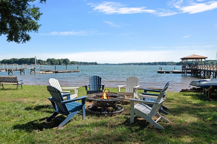 Whispering Pines By Socharm | Huge Lake Views - Mooresville, NC