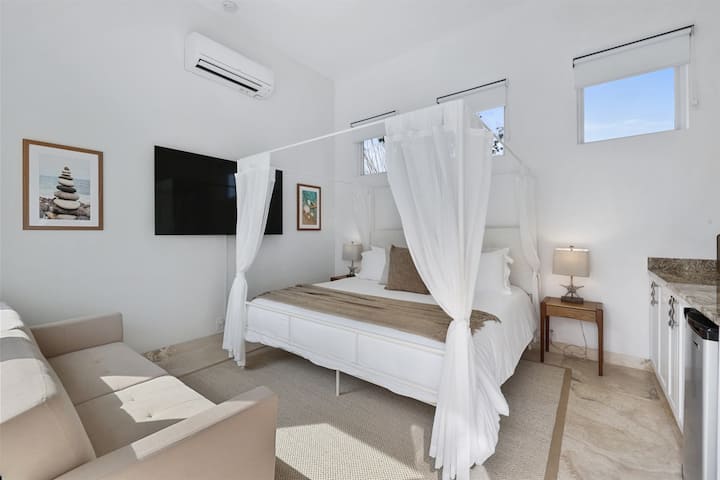 חדר שינה לאורחים מס' 6, הקסיטה; עם מיטת קינג-סייז, טלוויזיה חכמה, חלל עבודה, חדר רחצה צמוד וספה נפתחת עם פוטון יחיד