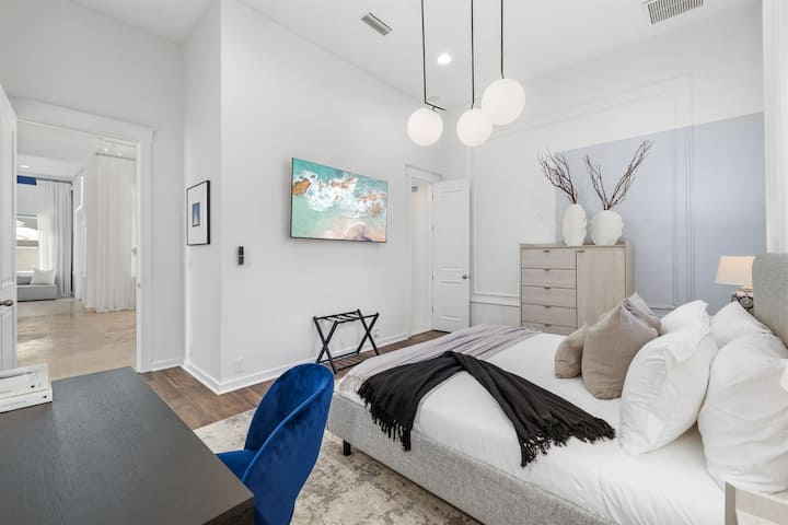 חדר אורחים מס' 5 (קומה 1) עם מיטת קינג סייז וטלוויזיה חכמה