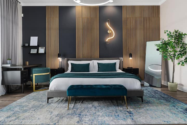 מקום אירוח ראשי מרווח עם עיצוב מודרני