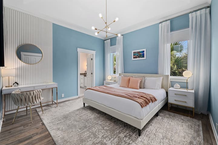 חדר שינה לאורחים מס' 4 עם מיטת קינג-סייז, טלוויזיה חכמה, חלל עבודה וחדר רחצה צמוד