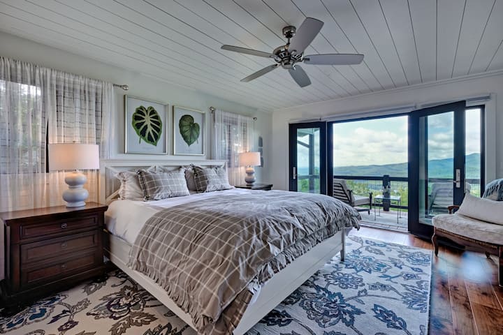 Glavna spavaća soba s privatnom natkrivenom terasom i sjedećom garnitur