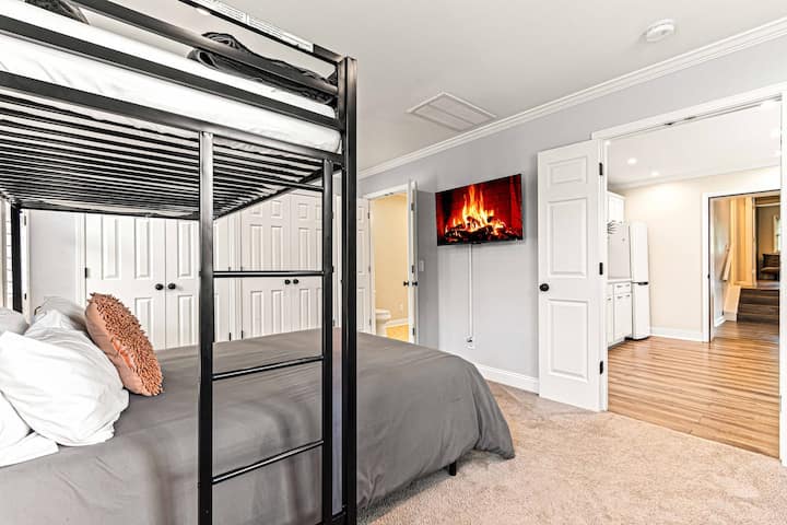 Spálňa 6: manželská posteľ, dvojlôžkové podkrovie, kuchynka, veľká vaňa s obrovskou sprchou.