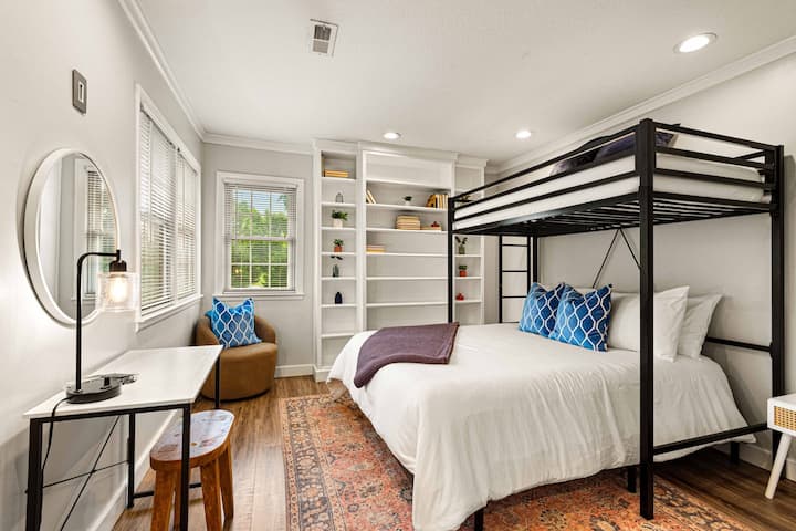 Spálňa 5: manželská posteľ + dvojlôžko v podkroví