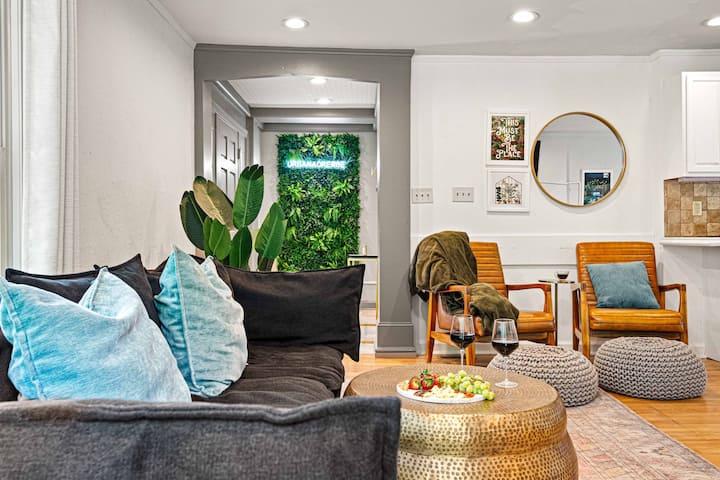 Hlavná obývacia izba: Pohodlne sa v nej zmestí až 20 osôb! 