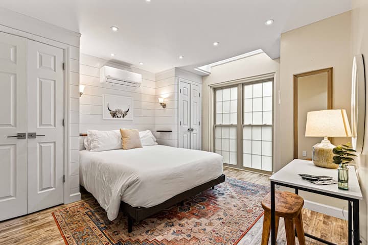 Spálňa 2: manželská posteľ, práčka/sušička