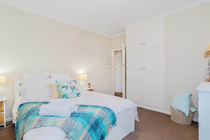 Მთავარი საძინებელი 152 × 203 სმ ზომის საწოლით